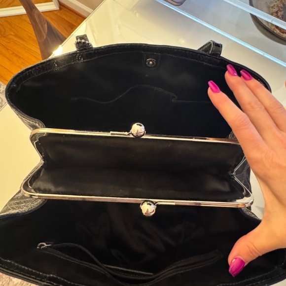 AUTHENTIC COACH BLACK PATENT LEATHER SIGNATURE C KISS LOCK BAG F19215 - Picture 4 of 5